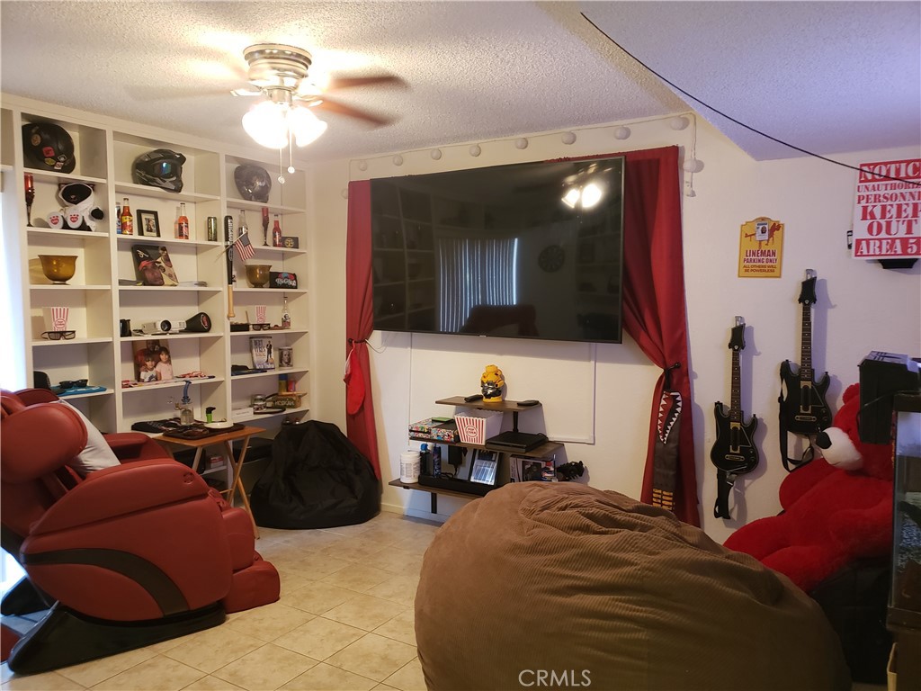https://media.crmls.org/medias/8c296d50-123f-4262-a227-32dbc0e553a3.jpg?preset=X-Large