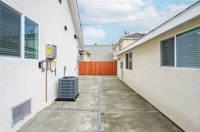 Detail Gallery Image 4 of 12 For 528 W 43rd St, Los Angeles,  CA 90037 - – Beds | – Baths