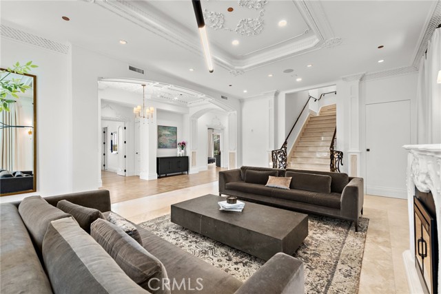 Detail Gallery Image 5 of 75 For 530 Kings Rd, Newport Beach,  CA 92663 - 5 Beds | 4/3 Baths