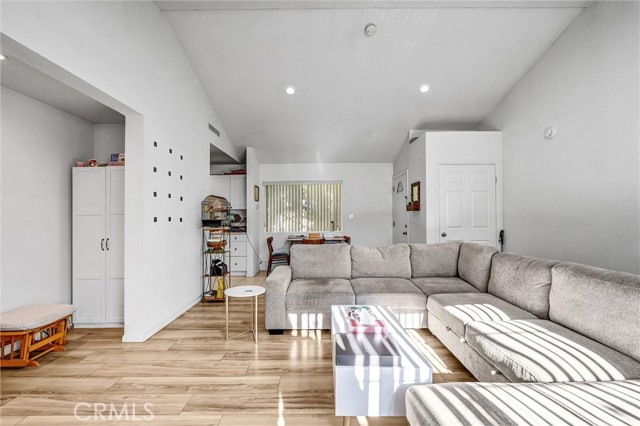 Detail Gallery Image 10 of 17 For 4921 Newcastle Ave, Encino,  CA 91316 - 1 Beds | 1 Baths