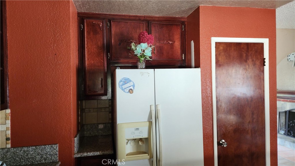 https://media.crmls.org/medias/8c2ef176-4644-4e2c-8b8e-9b2b89725d7e.jpg?preset=X-Large