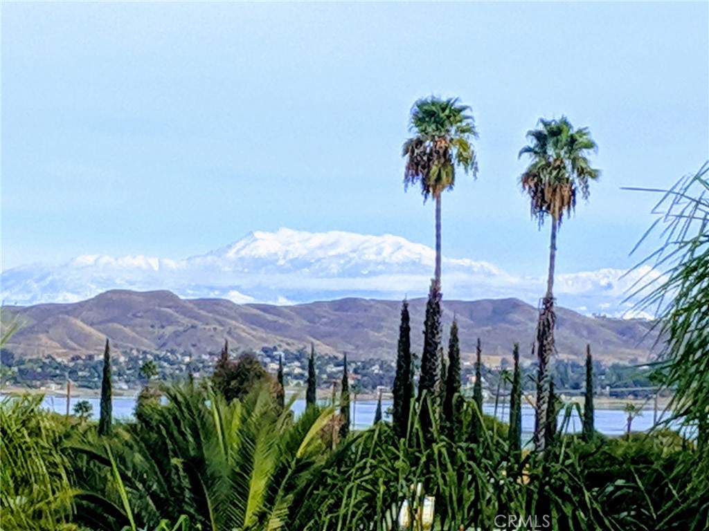 https://media.crmls.org/medias/8c3256ec-40b5-4452-b2e9-c89f386b7603.jpg?preset=X-Large