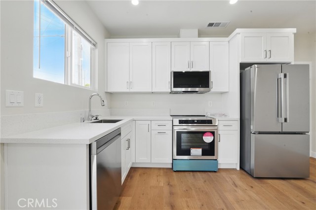 Detail Gallery Image 7 of 14 For 8144 Vantage Ave, North Hollywood,  CA 91605 - 2 Beds | 2 Baths