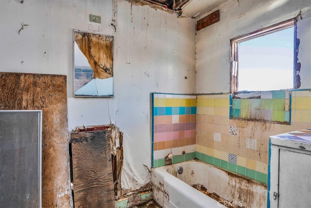 https://media.crmls.org/medias/8c333ec4-f8fb-47cf-8b9d-260365154c63.jpg?preset=X-Large