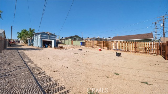 533 E Fredricks Street, Barstow CA: https://media.crmls.org/medias/8c34cb81-dd35-45e0-97ac-d12ec771371e.jpg
