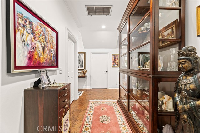 Detail Gallery Image 7 of 46 For 4960 Densmore Ave, Encino,  CA 91436 - 5 Beds | 5/2 Baths