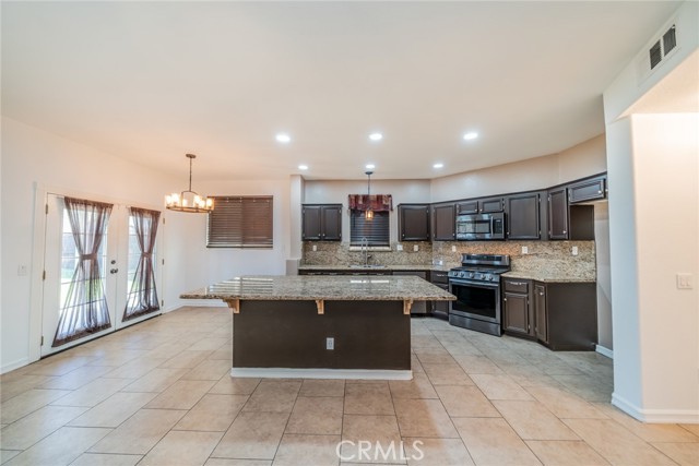 Detail Gallery Image 17 of 61 For 13621 Dellwood Ave, Victorville,  CA 92392 - 6 Beds | 3 Baths