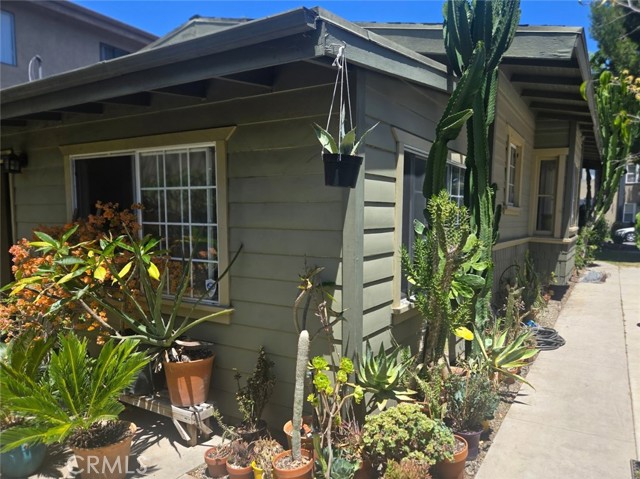 1121 Gladys Avenue, Long Beach CA: https://media.crmls.org/medias/8c3b7f15-84ff-4c12-96ac-4f51c12d2ddc.jpg