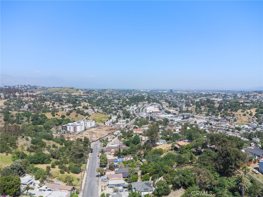 https://media.crmls.org/medias/8c3f16a1-7d37-4ec4-8fd0-fd1eedd30f66.jpg?preset=X-Large