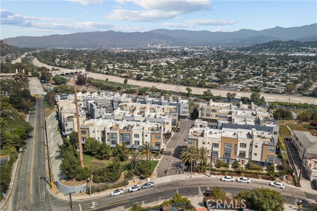 Detail Gallery Image 3 of 41 For 2753 Waverly Dr #705,  Los Angeles,  CA 90039 - 2 Beds | 3 Baths