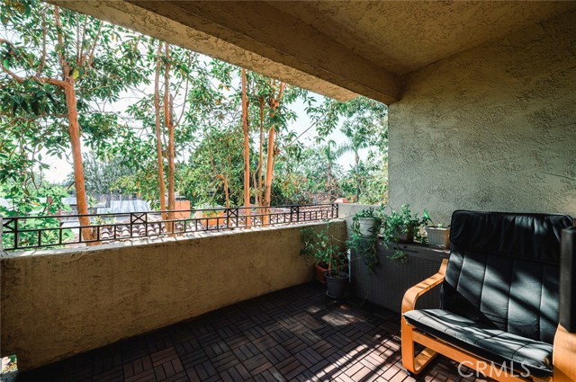 Detail Gallery Image 4 of 32 For 5009 Woodman Ave #205,  Sherman Oaks,  CA 91423 - 2 Beds | 2 Baths