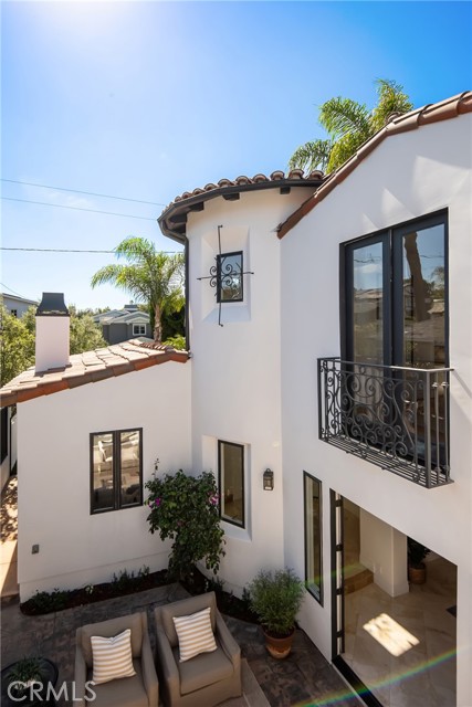 561 33rd Street, Manhattan Beach, California 90266, 5 Bedrooms Bedrooms, ,5 BathroomsBathrooms,Residential,Sold,33rd,SB21226238