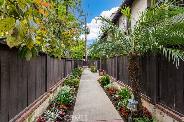 506 W Sierra Madre Boulevard, Sierra Madre CA: https://media.crmls.org/medias/8c459184-c5a8-4bce-ba79-fbc2f84cb651.jpg