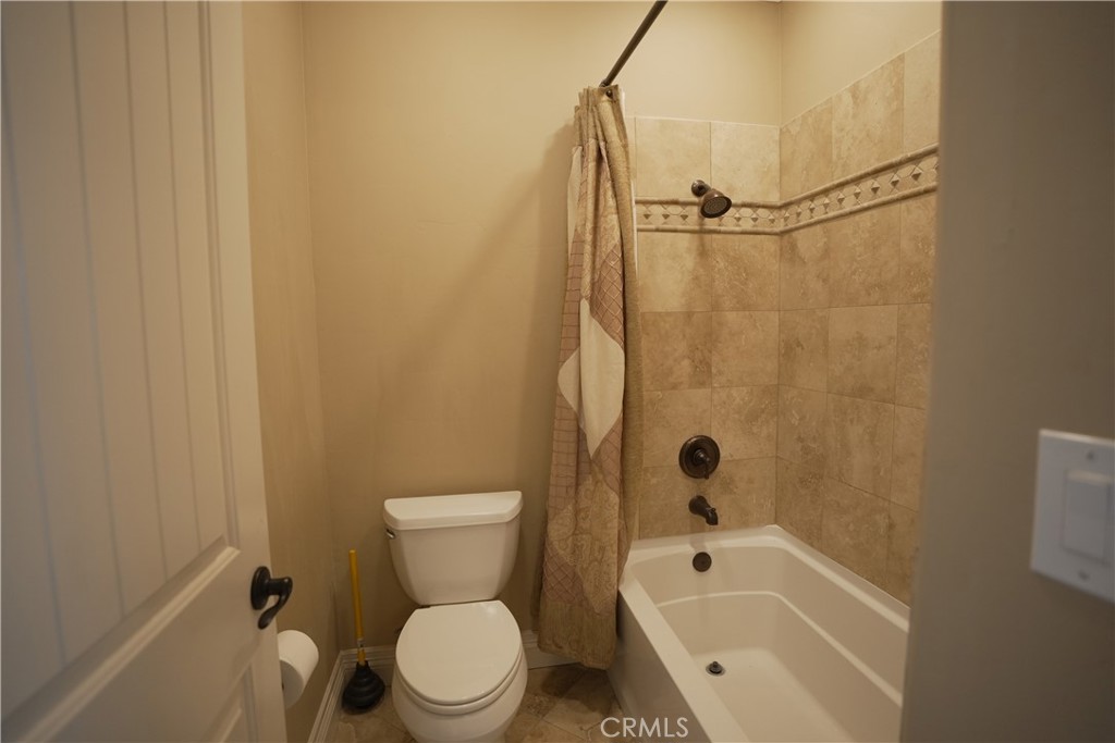 https://media.crmls.org/medias/8c45b988-f9b6-40a2-9b72-ad4428d53c54.jpg?preset=X-Large
