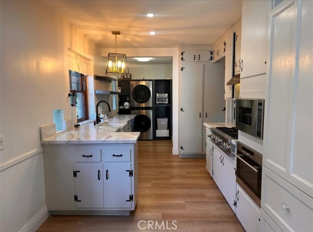 Detail Gallery Image 5 of 35 For 3021 W Clark Ave, Burbank,  CA 91505 - 3 Beds | 2 Baths