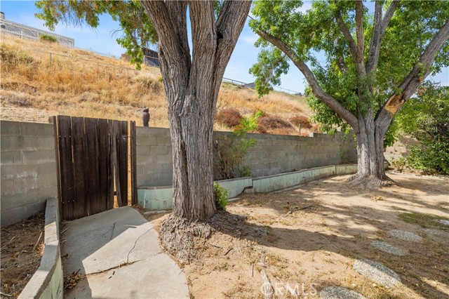 27231 Cabrera Avenue, Saugus CA: https://media.crmls.org/medias/8c4a670a-561b-4f62-8b79-b94368ade063.jpg