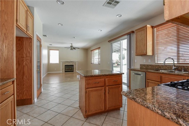 Detail Gallery Image 9 of 36 For 4631 W Avenue J4, Lancaster,  CA 93536 - 6 Beds | 3 Baths