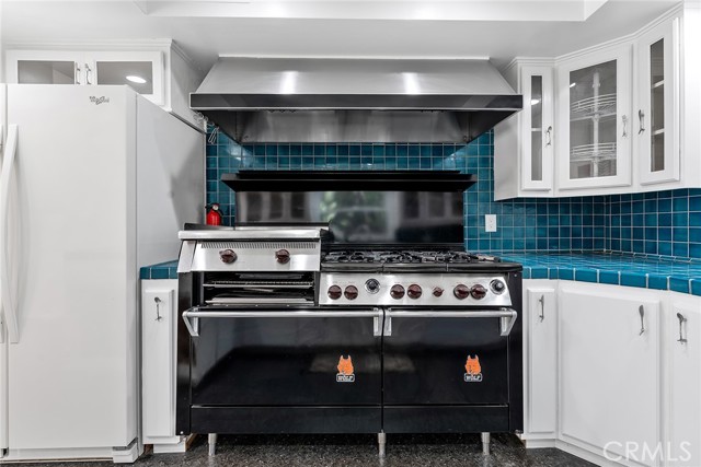 11053 Strathmore Drive, Westwood - Century City CA: https://media.crmls.org/medias/8c4bd2a9-e2af-4a1b-8e03-51df4f144eb4.jpg