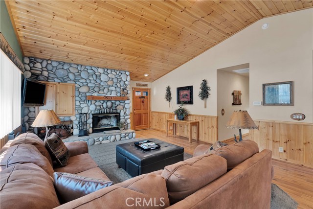 Detail Gallery Image 7 of 31 For 128 Crater Lake Rd, Big Bear Lake,  CA 92315 - 3 Beds | 2 Baths