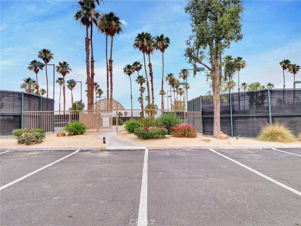 https://media.crmls.org/medias/8c509c6b-a383-47f3-9e21-3d736b30c817.jpg?preset=X-Large