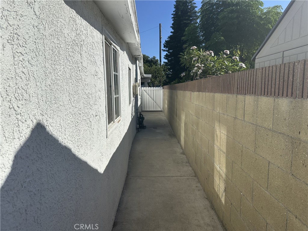 https://media.crmls.org/medias/8c521115-52c1-4bb6-a564-f6828812d4ae.jpg?preset=X-Large