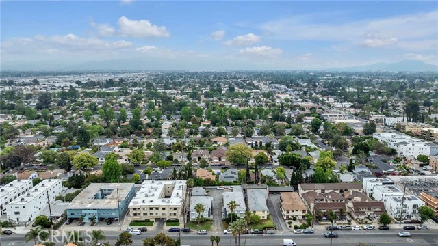 6862 Hazeltine Avenue, Van Nuys CA: https://media.crmls.org/medias/8c52c85a-78aa-4afe-bcdf-e801bca79f77.jpg