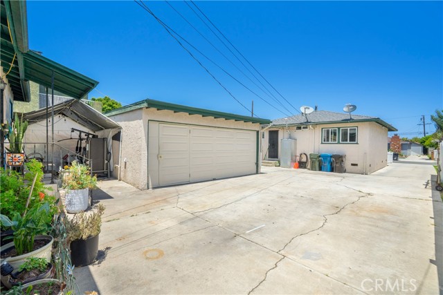 4220 W 165th Street, Lawndale CA: https://media.crmls.org/medias/8c531afe-5649-4d4f-a118-e749e4e3d023.jpg