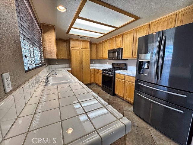 Detail Gallery Image 4 of 14 For 13041 Billings Ct, Victorville,  CA 92395 - 3 Beds | 2 Baths