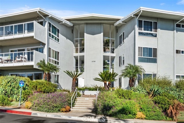 21703 Ocean Vista Dr 201A, Laguna Beach CA: https://media.crmls.org/medias/8c584314-2c7d-4c99-9d89-f880df85585f.jpg