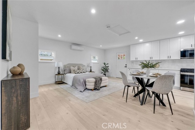 239 N San Antonio Avenue, Upland CA: https://media.crmls.org/medias/8c58962c-eea2-4caa-a363-b2dd5260b341.jpg