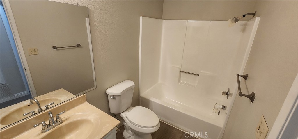 https://media.crmls.org/medias/8c5a5bd6-5764-426f-874e-d32c1ae920e5.jpg?preset=X-Large