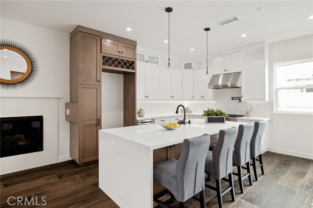 Breakfast seating around waterfall quartz countertops