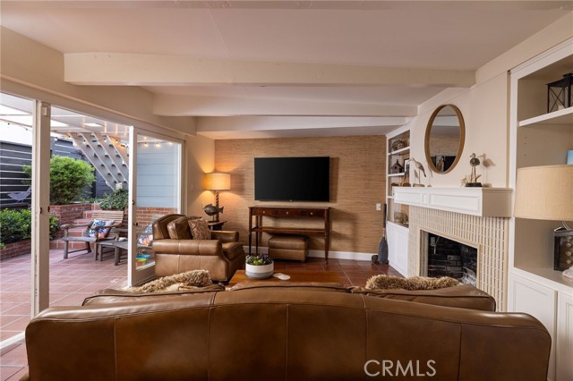 305 Poinsettia Avenue, Corona del Mar CA: https://media.crmls.org/medias/8c5b1550-8d72-4e51-8b33-d15182e0c1f4.jpg