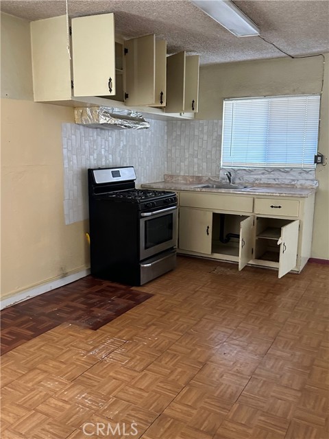 5255 Sumner Avenue, Los Angeles CA: https://media.crmls.org/medias/8c5b15ca-2bba-46e8-a7ce-70f3bf650c8c.jpg