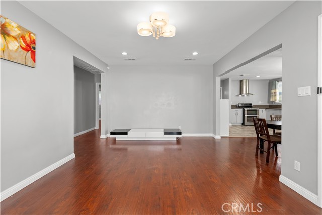 Detail Gallery Image 5 of 18 For 4512 W Watkins Way, Santa Ana,  CA 92704 - 3 Beds | 2 Baths