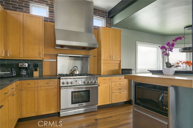 405 15th Street, Manhattan Beach CA: https://media.crmls.org/medias/8c6048bf-d959-4b09-bced-d04bad572c30.jpg