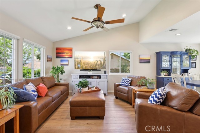 Detail Gallery Image 4 of 47 For 27959 Palmetto Ridge Dr, Valencia,  CA 91354 - 4 Beds | 2/1 Baths