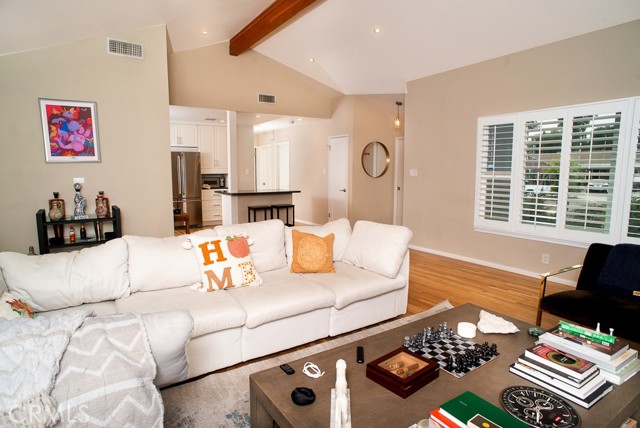 Detail Gallery Image 4 of 16 For 6458 Hanna Ave, Woodland Hills,  CA 91303 - 3 Beds | 3 Baths