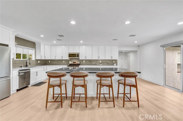 Detail Gallery Image 16 of 46 For 23245 Gonzales Dr, Woodland Hills,  CA 91367 - 5 Beds | 3 Baths