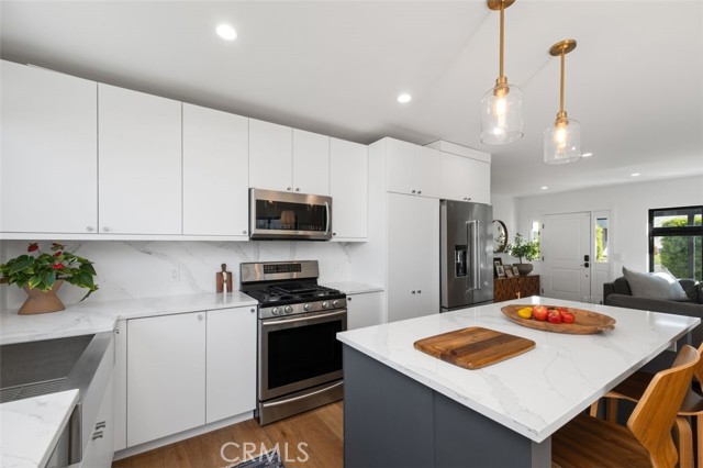 2329 Vineyard Avenue, Los Angeles CA: https://media.crmls.org/medias/8c66f720-698b-4bd1-9e1d-2606bb32bd35.jpg