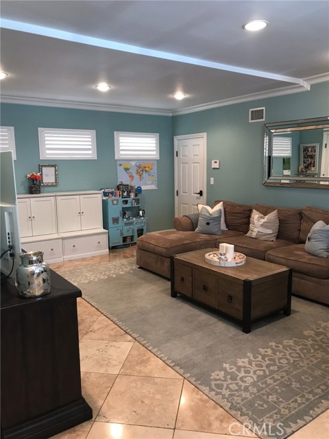 Detail Gallery Image 11 of 29 For 75 Claremont, Long Beach,  CA 90803 - 4 Beds | 4 Baths