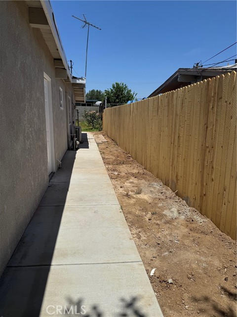 518 E 2nd Street, Rialto CA: https://media.crmls.org/medias/8c677d67-cb5f-4507-8536-77eaf4c7af4e.jpg