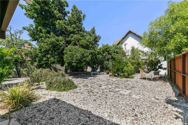 17533 Raymer Street, Sherwood Forest CA: https://media.crmls.org/medias/8c67b325-45e9-4ba5-838d-c6464af7f971.jpg