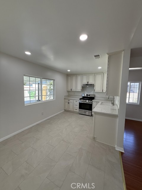 9762 Stanwin Avenue, Arleta CA: https://media.crmls.org/medias/8c67c9c8-4d25-4d06-b114-0fdc78fe2b24.jpg