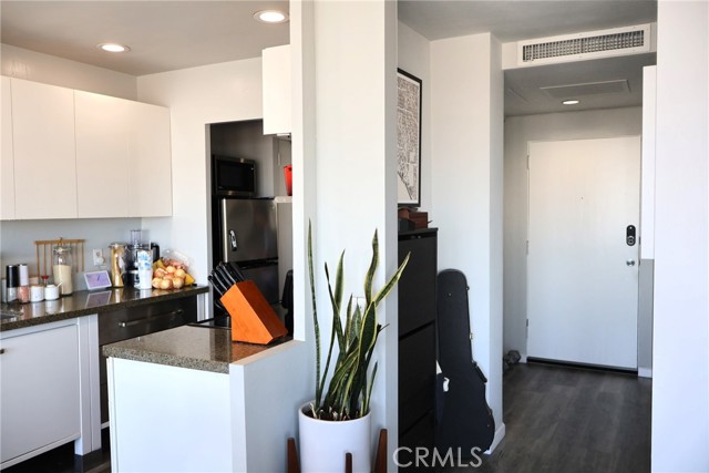 100 Atlantic Avenue, Long Beach CA: https://media.crmls.org/medias/8c68789c-0035-41da-808a-386c4083a0c5.jpg