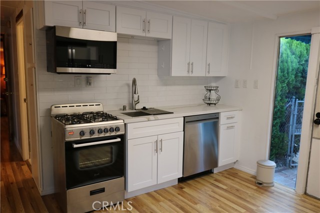 Detail Gallery Image 4 of 20 For 10711 Sherman Grove #36,  Sunland,  CA 91040 - 2 Beds | 1/1 Baths