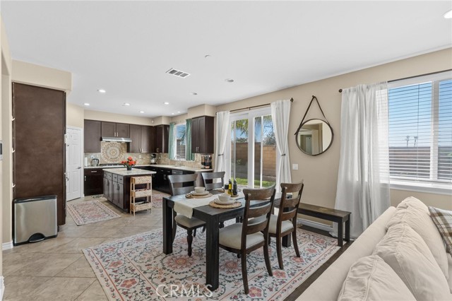 5381 Campania Way, Fontana CA: https://media.crmls.org/medias/8c6b96e6-92f7-4a82-90a0-f9b3e3224348.jpg