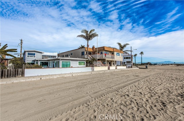 1527 Seal Way 5 Seal Beach, California Come enjoy living at the Seaview! Beautiful Beach front View all year, large living room bay window looking out at the beach! Remodeled open floor plan kitchen features granite counter tops, newer cabinets, breakfast bar, refrigerator, microwave, stove, ceramic tile plank flooring through out the home. Large bedroom with mirror closet doors, ceiling fan. Dual glazed windows through out. Outside you front door is a courtyard entry, just steps to the sand. Upgraded beach Living at it's best. Walk to Old Town Seal Beach, entertainment, shopping, restaurants or bike to Alamitos Bay for more
restaurants, entertainment and shopping.