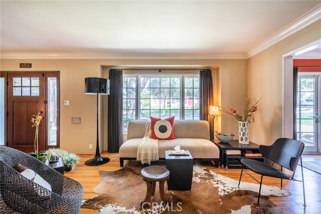 Detail Gallery Image 12 of 20 For 1215 Oak Circle Dr, Glendale,  CA 91208 - 4 Beds | 2/1 Baths