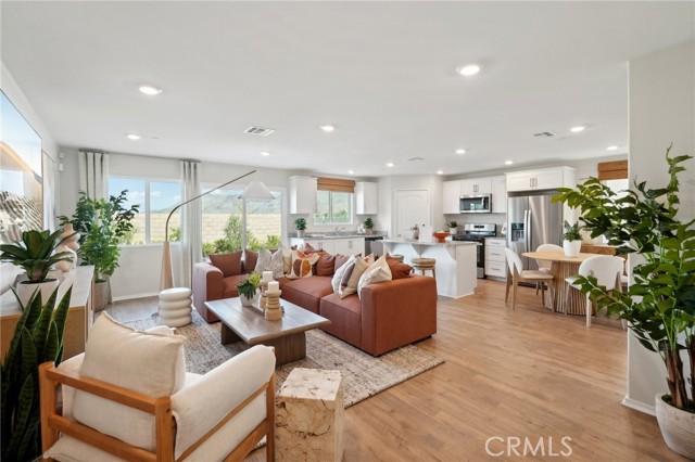 Detail Gallery Image 2 of 16 For 14072 Starlene St, Moreno Valley,  CA 92555 - 4 Beds | 2/1 Baths